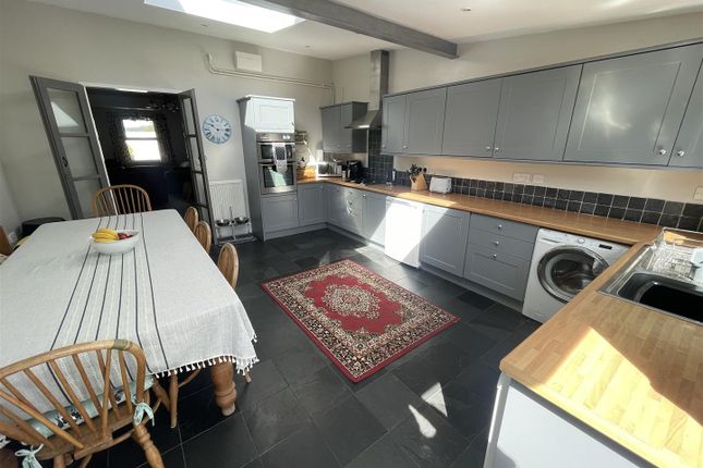 18, Broadshard, Crewkerne photo 4