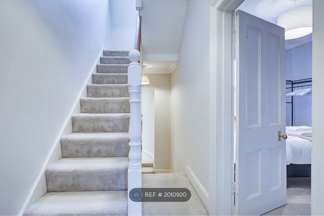 Terraced house to rent in Wimbledon, London