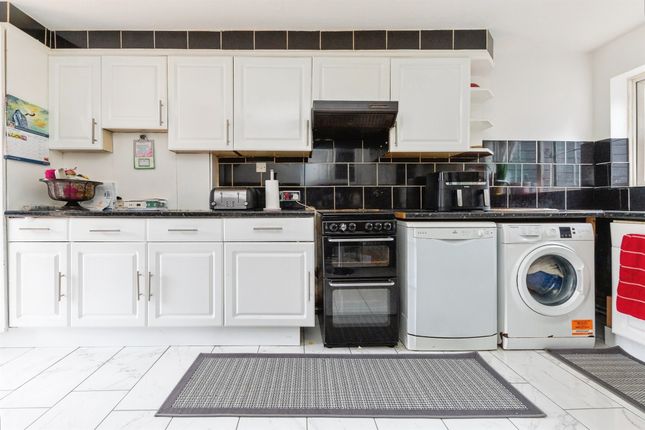 28, Walnut Grove, Welwyn Garden City photo 4