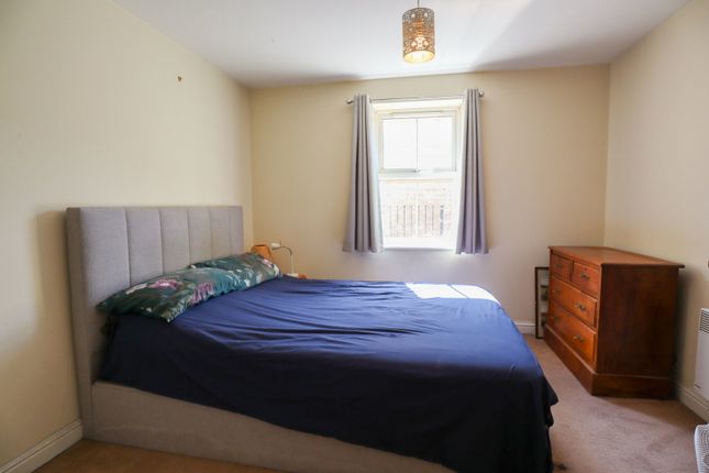 26, Kingfisher Court, Calne photo 4