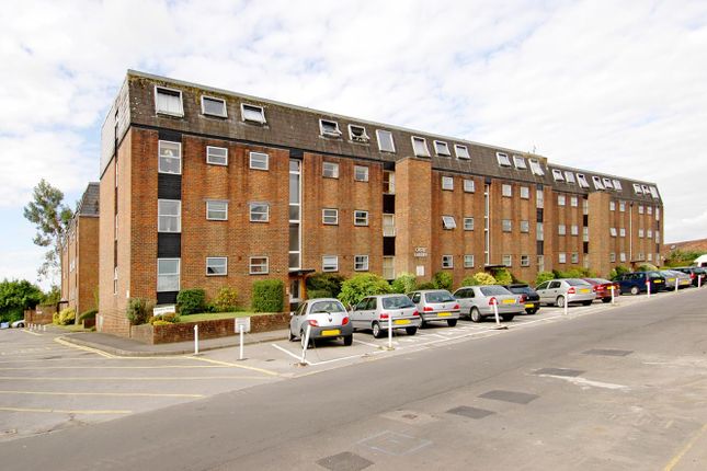 Thumbnail Flat to rent in Castle Garden, Swan Street, Petersfield