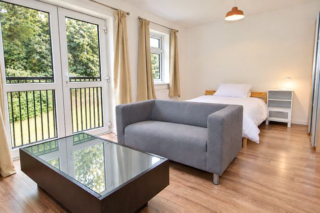 16, Apple Trees Place, Woking photo 4