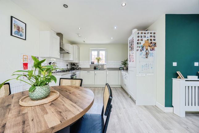 26, Hare Meadow, Bedford photo 3