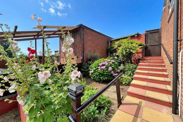 316, Whitton Avenue East, Greenford photo 3