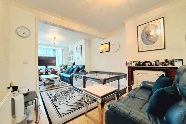 64, Keats Way, Greenford photo 4
