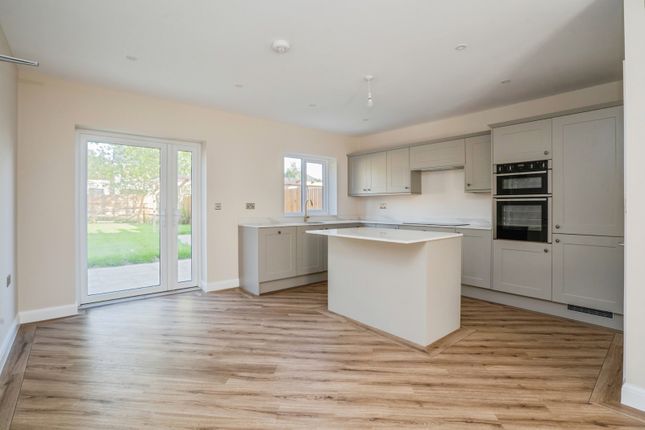 28,, Orchard Close, Chichester photo 4