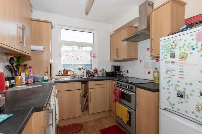 1, Centrecourt Close, Worthing photo 4