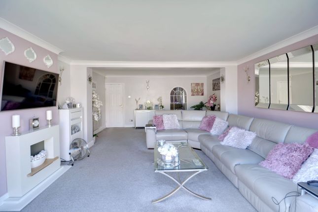 2, Durrants Close, Rainham photo 3