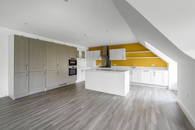Flat 20 Reeves House, Hartfield Road, Leatherhead photo 3