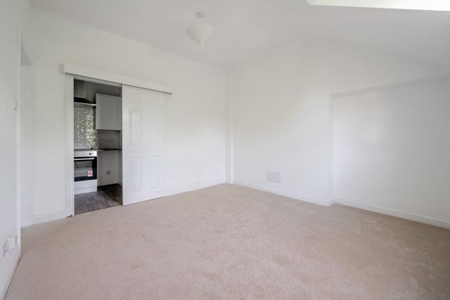 Flat 8, 57, Upton Park, Berkshire photo 3