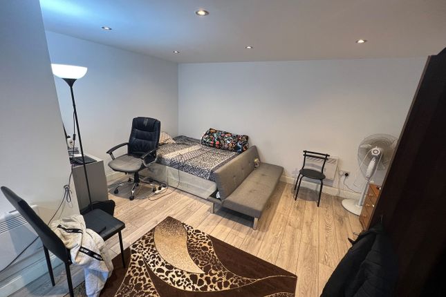 Thumbnail Studio to rent in Ash Grove, Hounslow