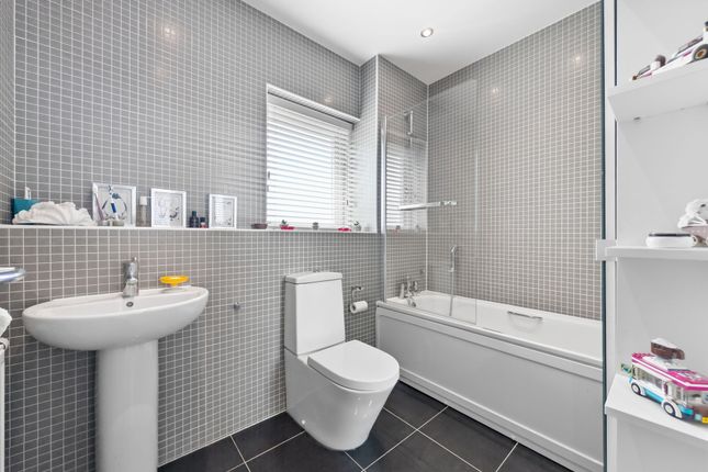 87 Sinatra Drive, Milton Keynes photo 4