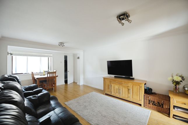 6, Leathart Close, Hornchurch photo 2