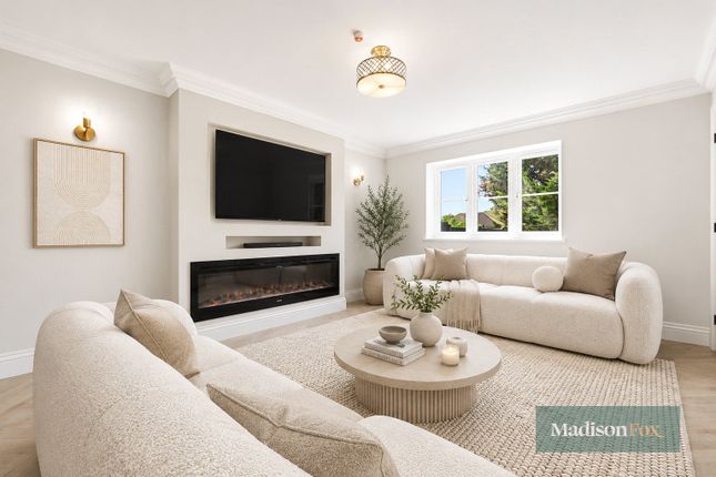 8, Highgrove Close, Loughton photo 2
