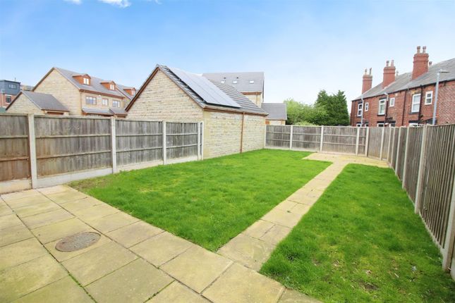Town house for sale in Woodland Garth, Rothwell, Leeds