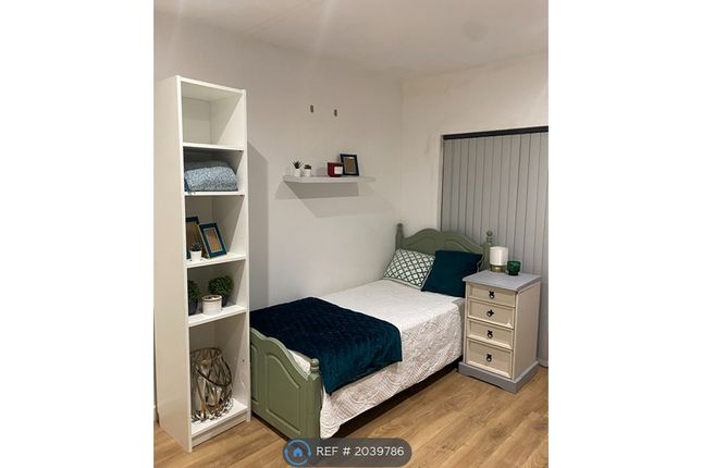 Room to rent in Great Clowes Street, Salford