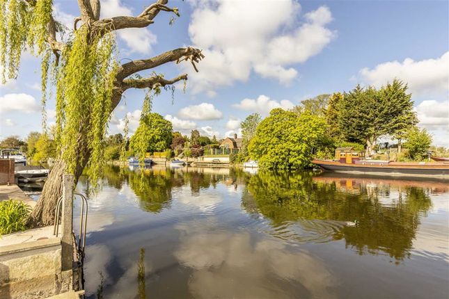 Thumbnail Property for sale in Friary Island, Wraysbury, Staines