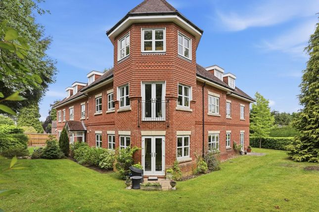 2-bed flat on Flat 4, Oaklands, Tadworth, £400,000