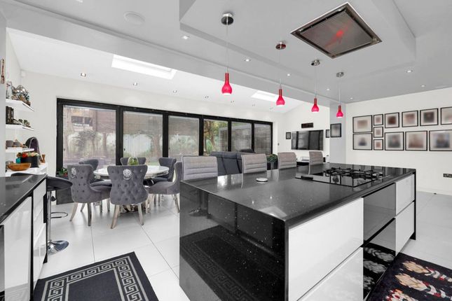 23 Priory Close, London photo 4