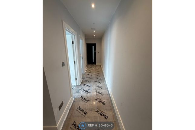 Flat, Burdett Road, London photo 4