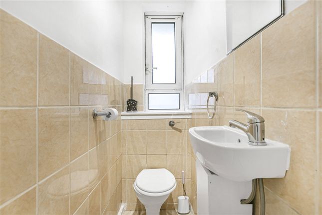 Flat to rent in Wiltshire Close, London