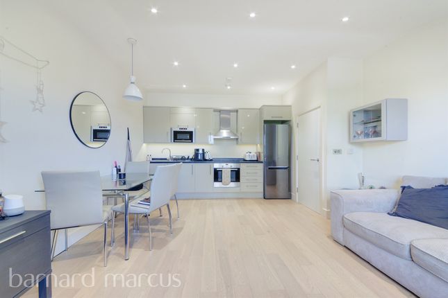 Flat for sale in Barnsbury Lane, Surbiton