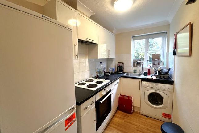 Flat to rent in Anchor Hill, Knaphill, Woking
