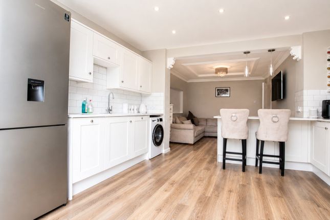 12, Knightsbridge Crescent, Staines-upon-Thames photo 4