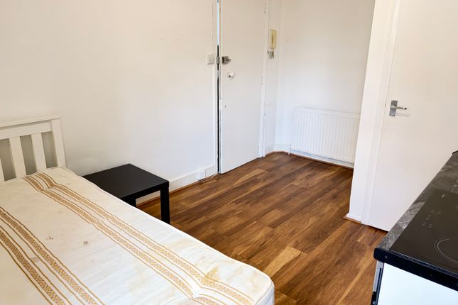 Very Near Warwick Road Area, Earls Court photo 3