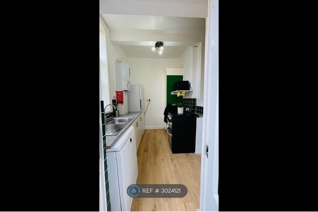 Flat, Elmhurst Mansions Edgeley Road, London photo 2
