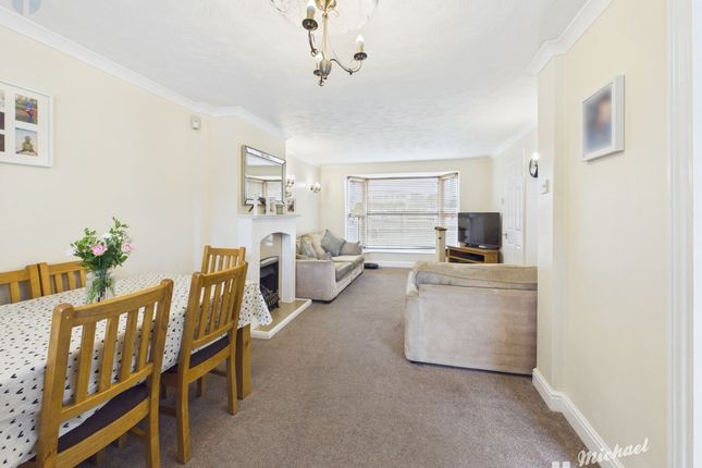 61 Coventon Road, AYLESBURY photo 2