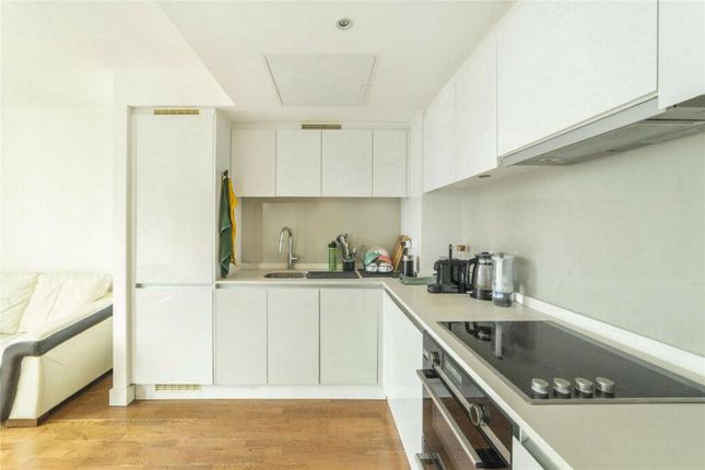 Thumbnail Flat to rent in Landmark East, Canary Wharf