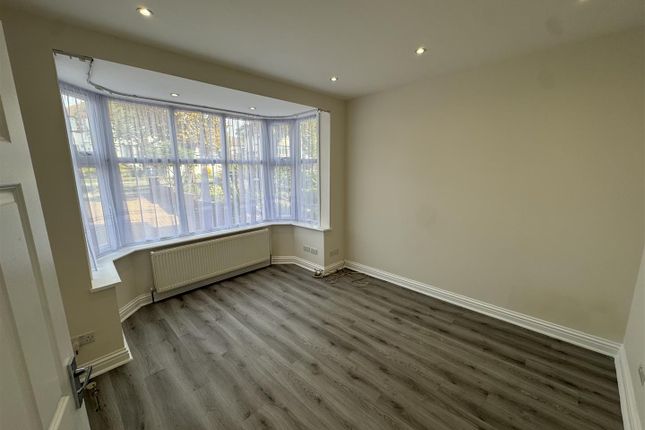 112, Hampden Way, London photo 2