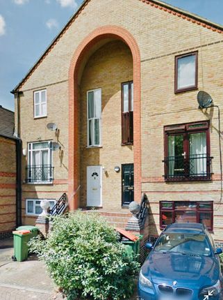 Town house to rent in Garnet Walk, Beckton, East Ham, London