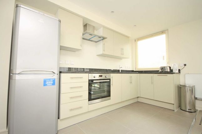 Flat to rent in Orchard Road, Richmond