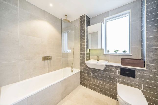 Flat 5, 19, Ravensbury Terrace, London photo 4