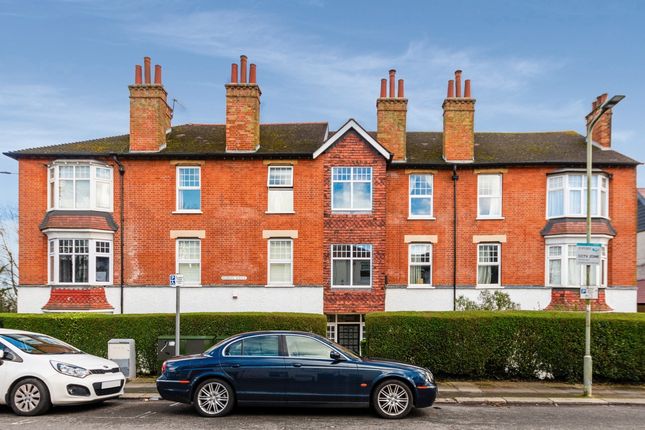 Flat to rent in Bedford Avenue, Barnet