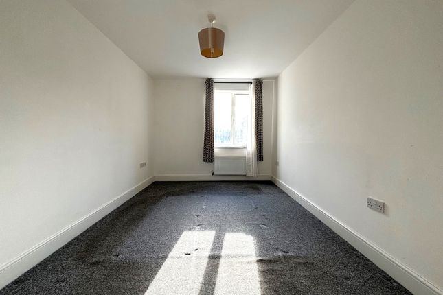 Flat to rent in Black Eagle Drive, Northfleet, Gravesend