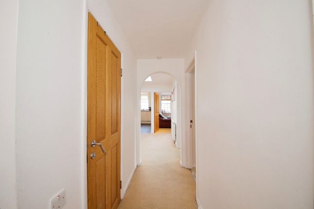 Flat for sale in Palmers Hill, Epping