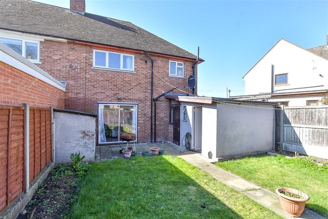 Hall Crescent Aveley, South Ockendon photo 4