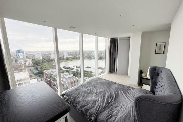Flat to rent in Skyline Apartments, London