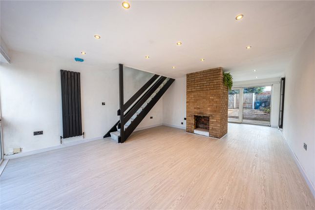 27, Prince Ruperts Way, Staffordshire photo 3