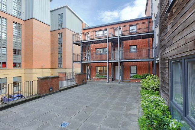 Thumbnail Flat for sale in Salamander Court, Edinburgh