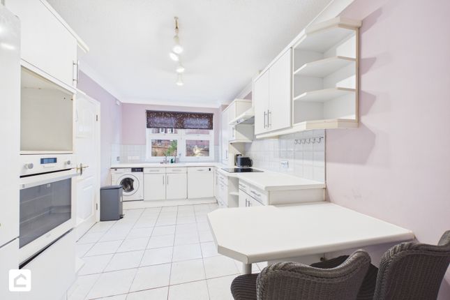 Flat 2, Hunters Lodge, 40 St Johns Road, Eastbourne photo 3