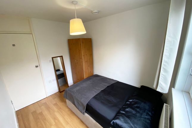 Thumbnail Room to rent in Downfield Close, London