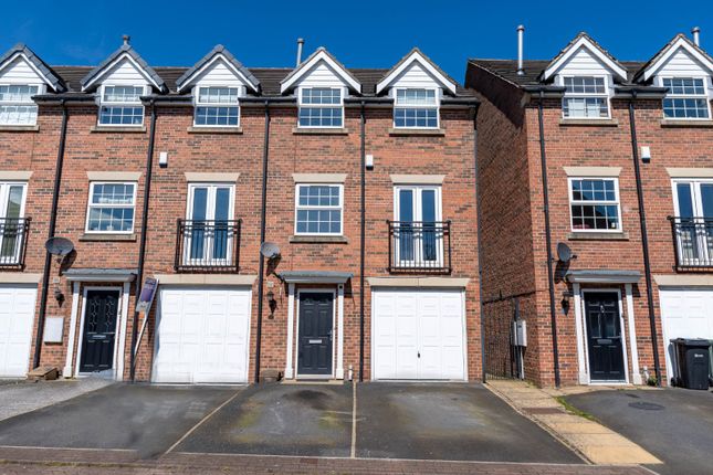 Town house for sale in Linden Court, Rothwell, Leeds