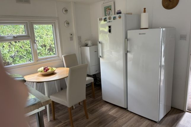47 Fangrove Park, Lyne, CHERTSEY photo 3