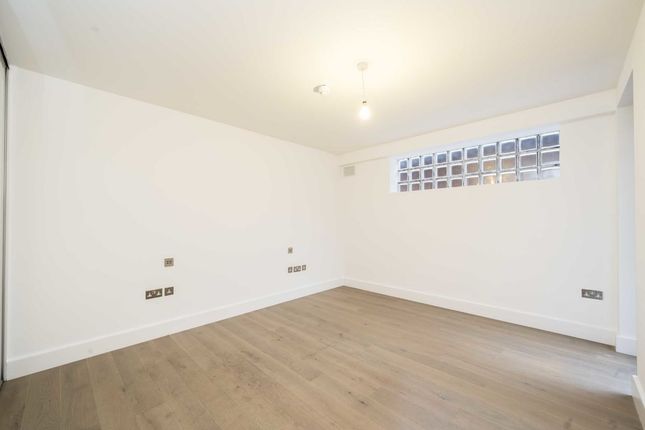 Flat for sale in Wimbledon Hill Road, London