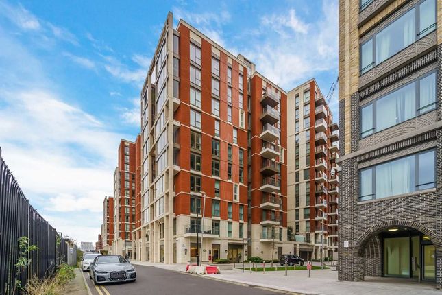 Flat for sale in Malthouse Road, London
