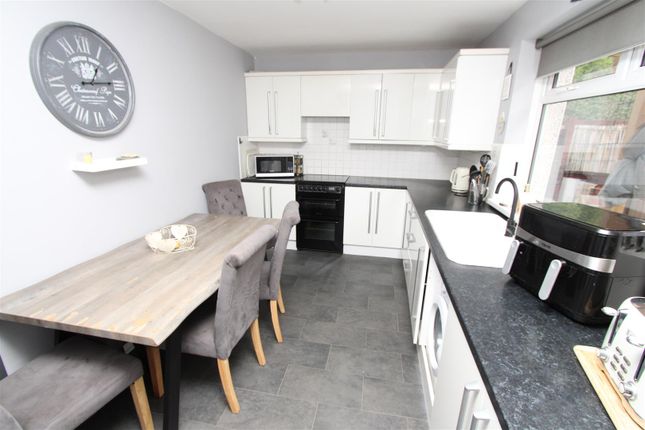 82, Rowantree Drive, Bradford photo 5